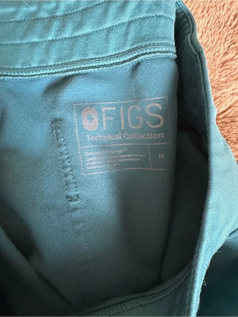 Women’s Figs Surgical Green Jogger Scrub Set